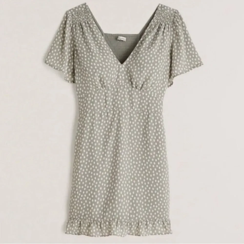 Abercrombie Flutter Sleeve Dress in Mint Dot Smocked- Size Medium